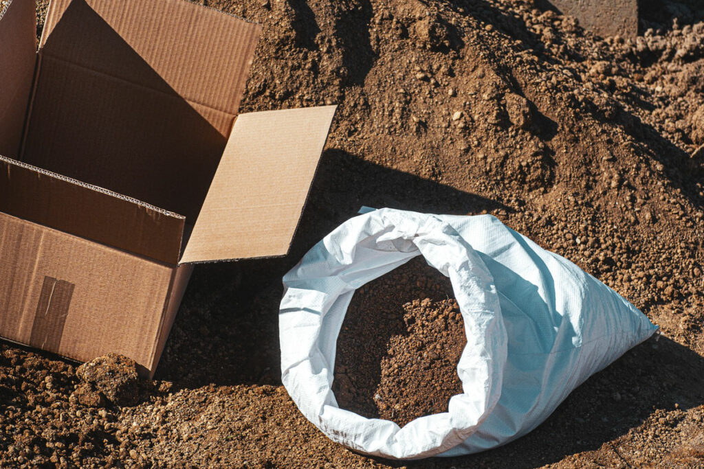 Mutterboden gesiebt kaufen im Sack, Karton oder lose direkt zum Einbauort