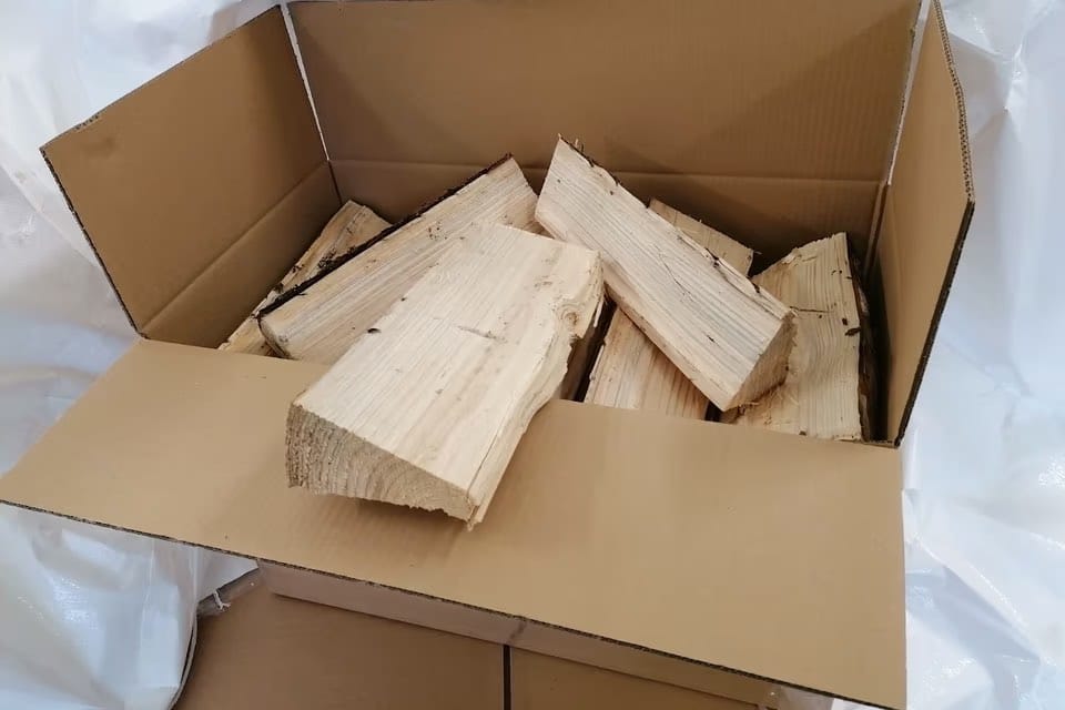 25 kg Brennholz Kaminholz Laubholz ofenfertig in einem Karton