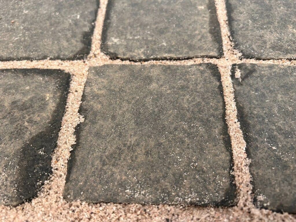 Fugensand beige in Pflaster eingearbeitet