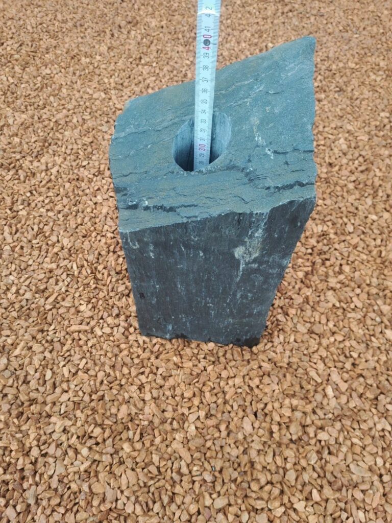 Quellstein Brunnen Altlayer Findling Dekorstein mit Zollstock