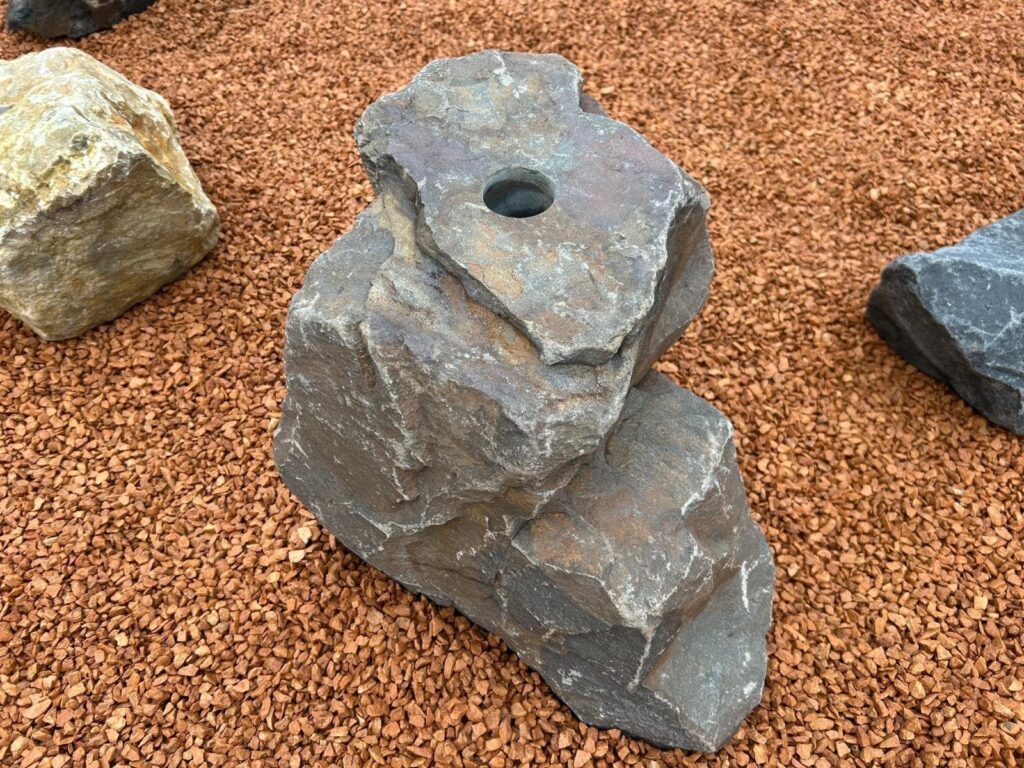 Quellstein Brunnen Grauwacke Findling Dekorstein