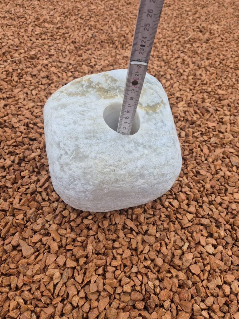 Quellstein Brunnen Snow Ball Findling Dekorstein mit Zollstock