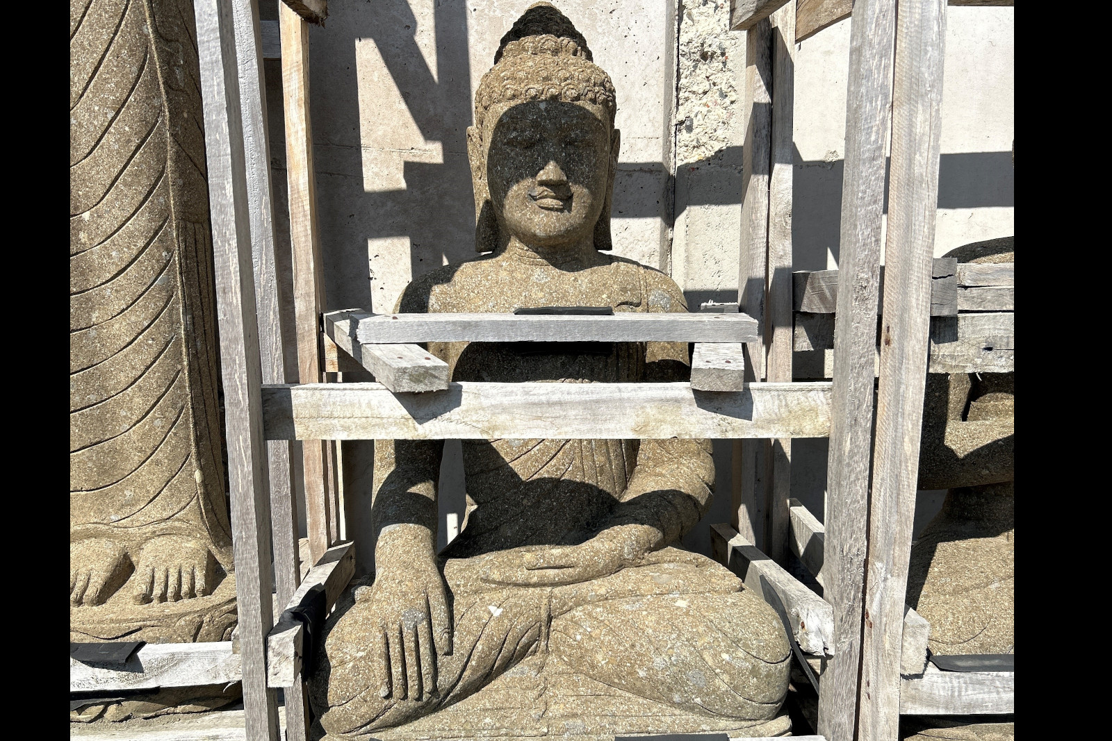 Sitzender Buddha 100 cm – Hand auf dem Knie – Steinfigur Bild
