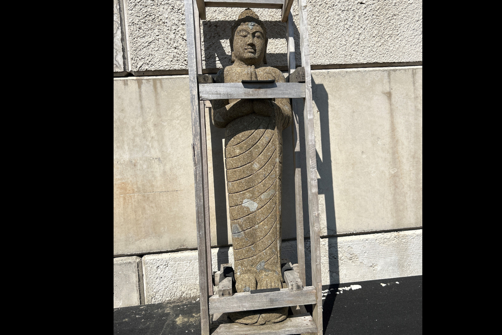 Stehender Buddha 125 cm – Begrüßungshaltung – Steinfigur Bild